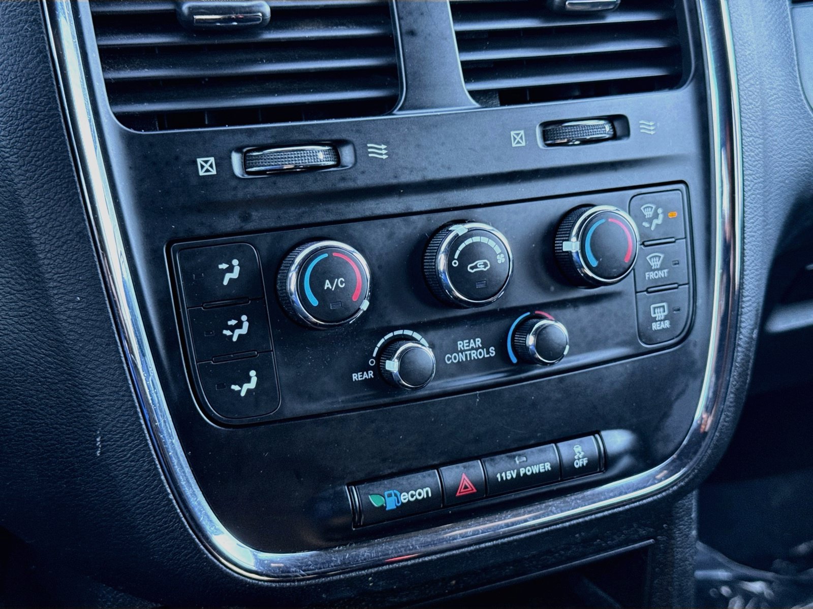 Used 2018 Dodge Grand Caravan SE FWD image 18