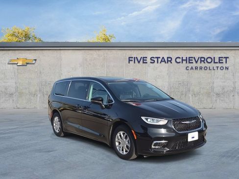 Used 2023 Chrysler Pacifica Touring-L FWD image 2