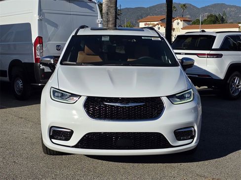 New 2026 Chrysler Pacifica Pinnacle image 2