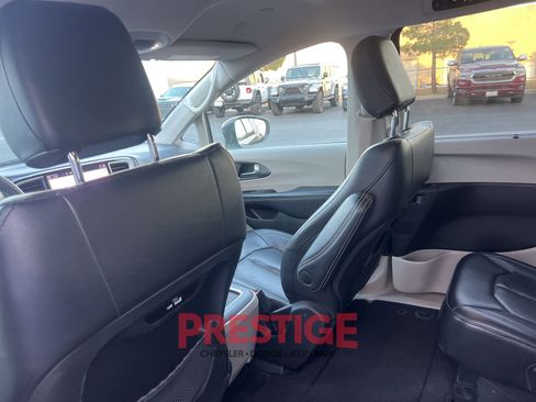 Used 2022 Chrysler Pacifica Touring-L FWD image 18