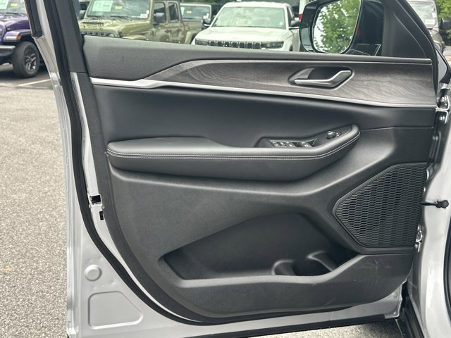 New 2026 Jeep Grand Cherokee Altitude RWD image 11