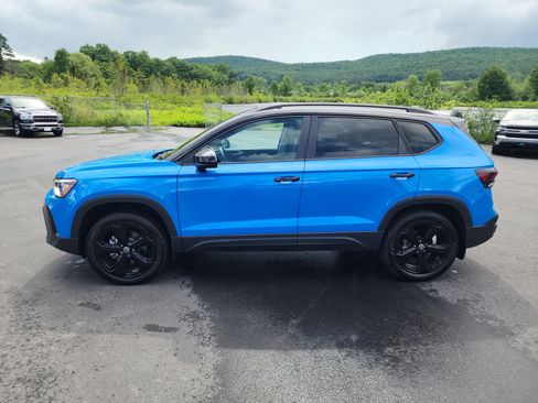 Used 2025 Volkswagen Taos SE AWD/4WD image 5