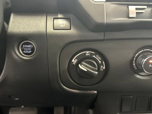 Used 2025 Nissan Frontier SV AWD/4WD image 28