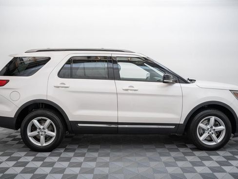 Used 2017 Ford Explorer XLT w/ Equipment Group 202A AWD/4WD image 4
