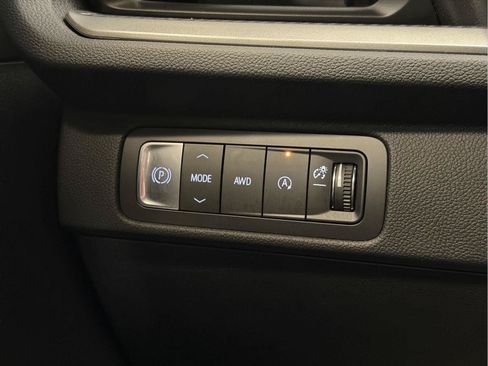 Used 2025 Chevrolet Traverse LT AWD/4WD image 36