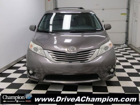 Used 2015 Toyota Sienna L image 2