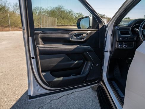 Used 2023 GMC Yukon XL SLT w/ SLT Premium Package image 10