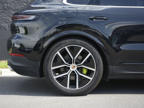 Certified 2025 Porsche Cayenne S AWD/4WD image 44