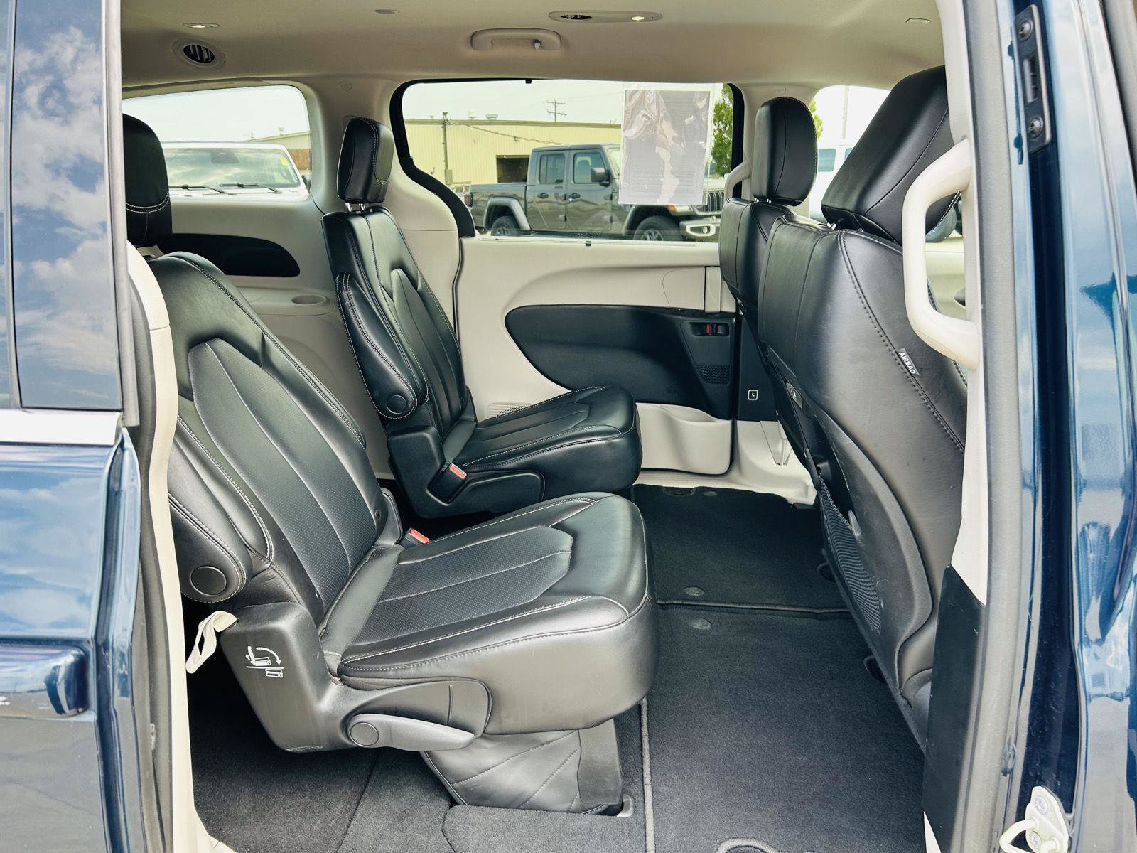 Used 2023 Chrysler Pacifica Touring-L FWD image 30