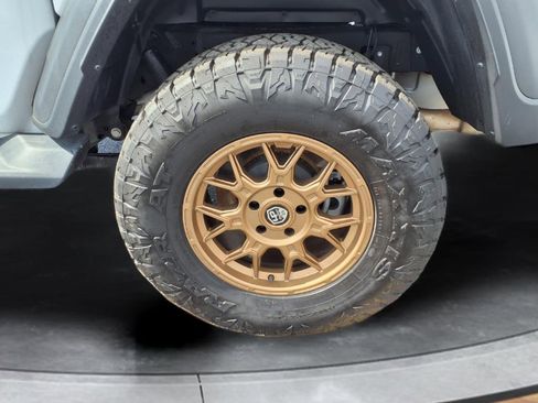 Used 2024 Jeep Gladiator Sport image 18