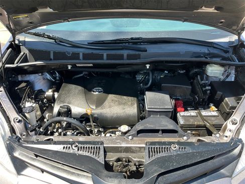 Used 2020 Toyota Sienna L w/ Carpet Mat Package image 28