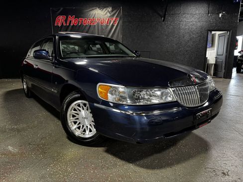 Used 2002 Lincoln Town Car Signature RWD image 7