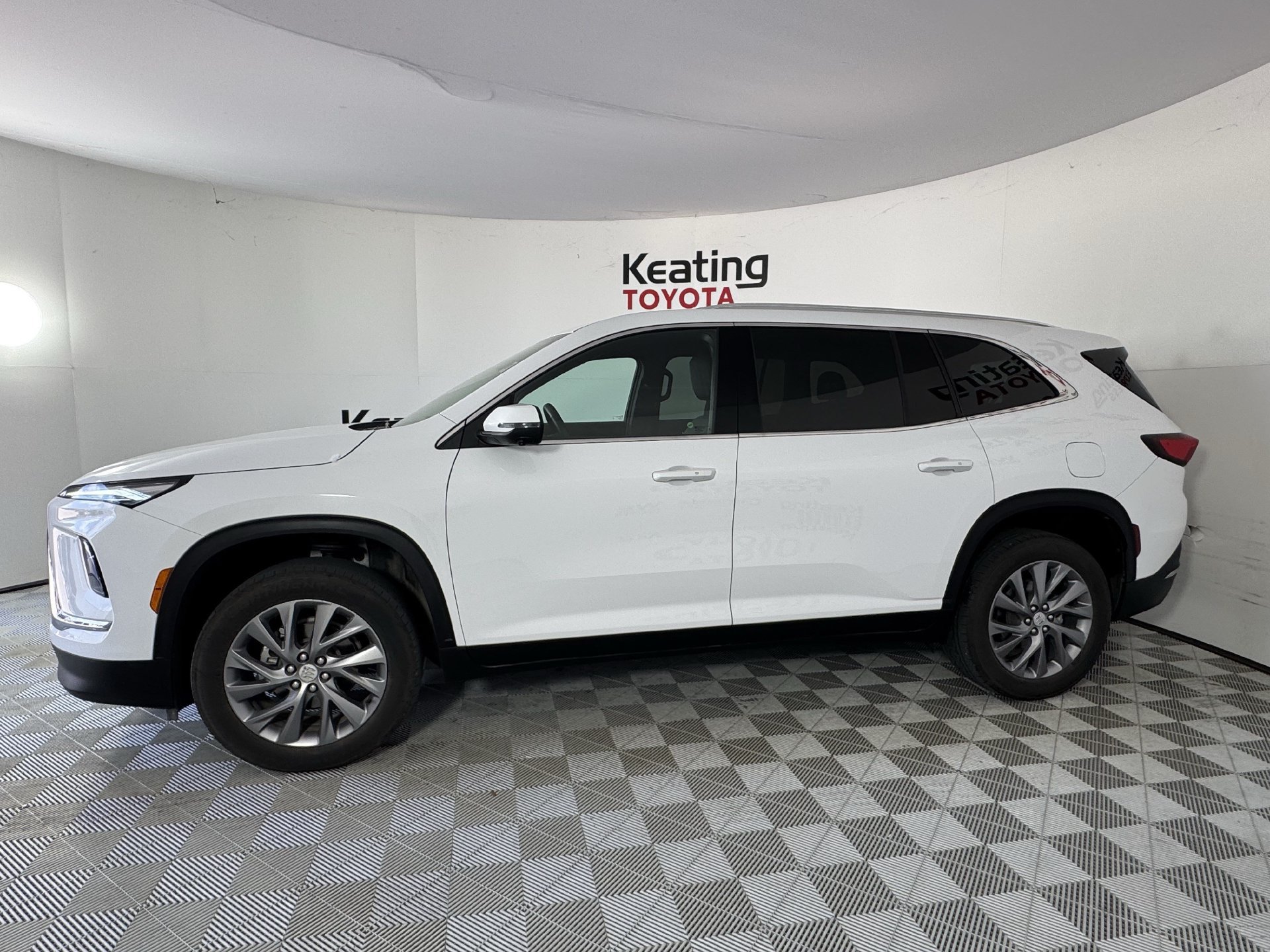 Used 2025 Buick Enclave Preferred AWD/4WD image 8