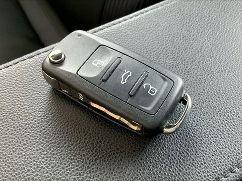 Used 2018 Volkswagen Beetle 2.0T S w/ Style & Comfort Package For S image 13