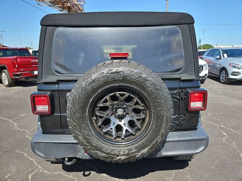 Used 2018 Jeep Wrangler Unlimited Sahara AWD/4WD image 6
