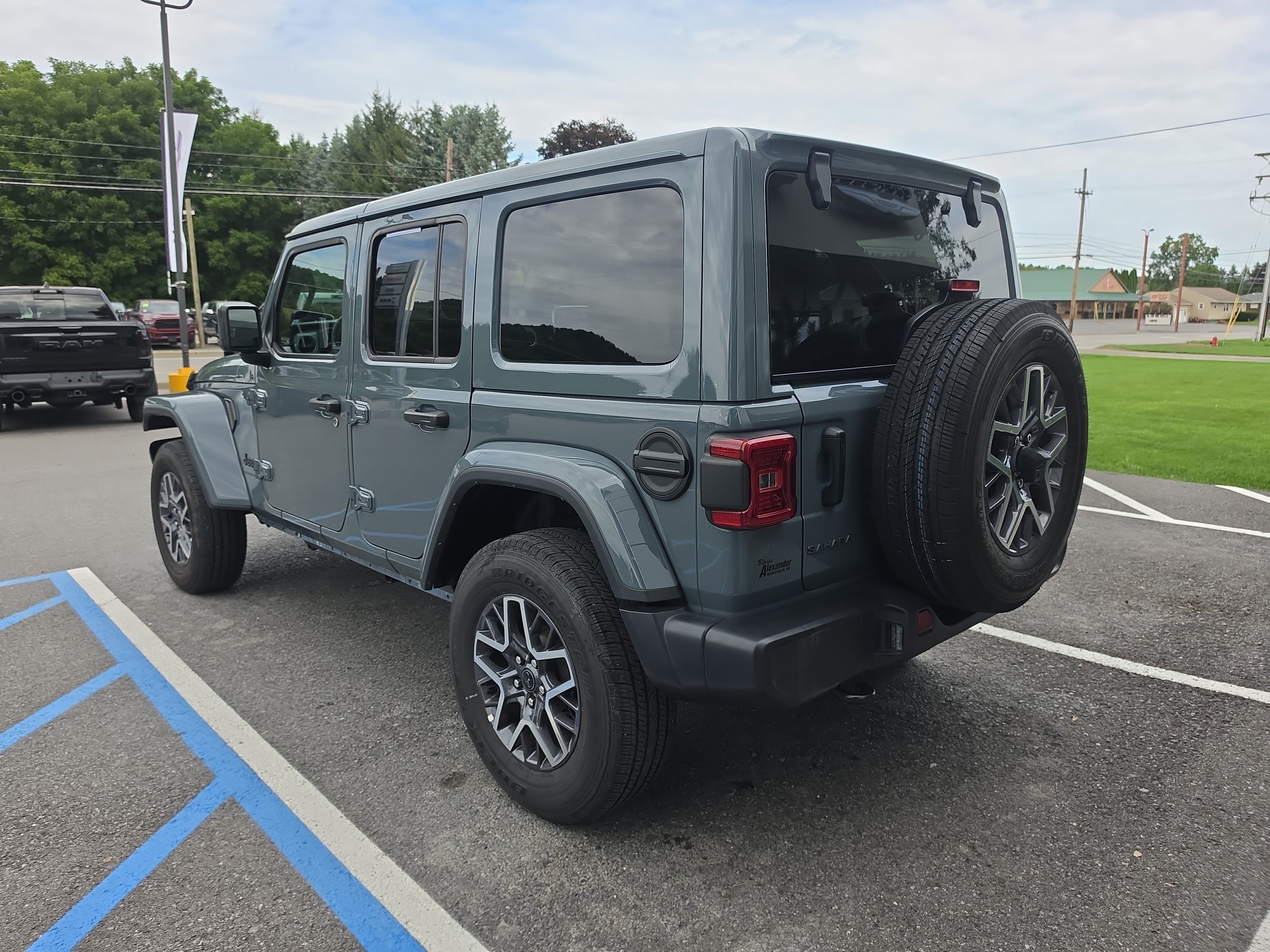 Used 2026 Jeep Wrangler Unlimited Sahara AWD/4WD image 6
