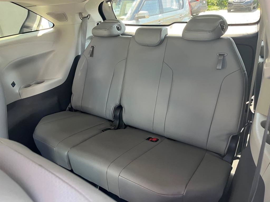 Used 2021 Toyota Sienna XLE w/ XLE Plus Package FWD image 22