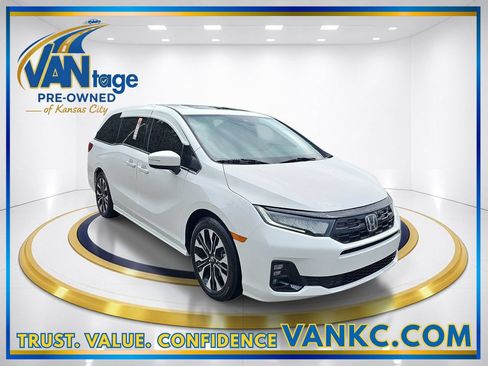 Used 2025 Honda Odyssey Elite image 3