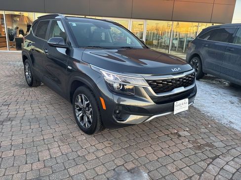 Used 2023 Kia Seltos EX image 3