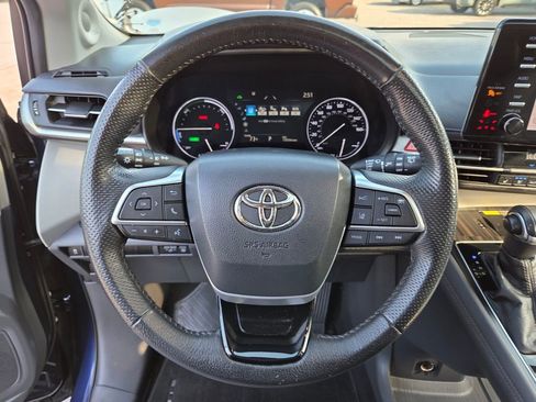 Used 2021 Toyota Sienna Limited image 31