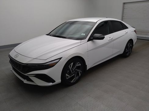 Used 2025 Hyundai Elantra Sport image 2