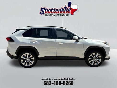 Used 2021 Toyota RAV4 XLE Premium FWD image 5