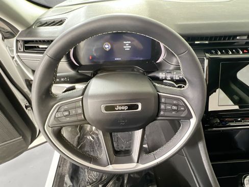 Used 2023 Jeep Grand Cherokee Laredo image 11