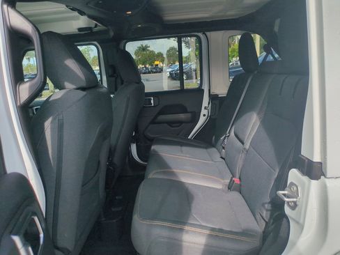 Used 2025 Jeep Wrangler Unlimited Sahara image 15