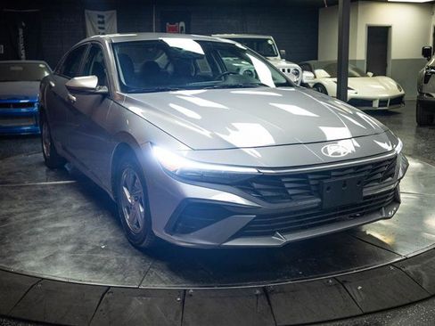 Used 2025 Hyundai Elantra SE FWD image 5