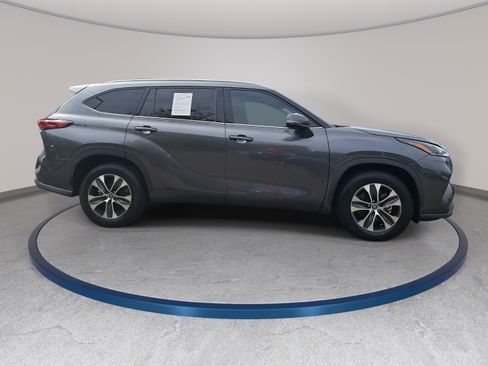 Used 2021 Toyota Highlander XLE FWD image 4