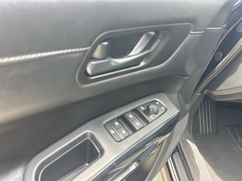 Used 2025 Nissan Pathfinder SV FWD image 19