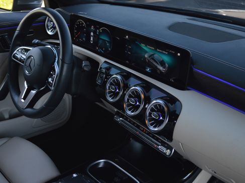 Used 2023 Mercedes-Benz CLA 250 image 37