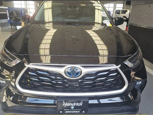 Used 2022 Toyota Highlander XLE w/ Protection Package #3 (TMS) image 2