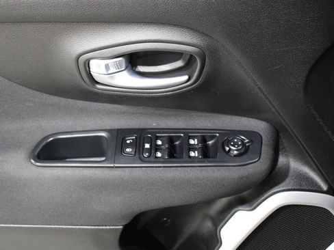 Used 2019 Jeep Renegade Latitude w/ Popular Equipment Group image 7