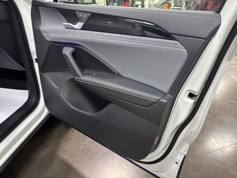 New 2025 Volkswagen Tiguan SE image 36