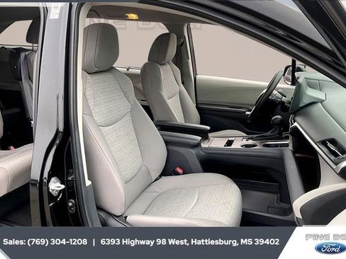Used 2024 Toyota Sienna LE image 6