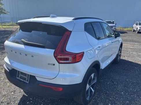 Used 2024 Volvo XC40 B5 Core AWD/4WD image 4