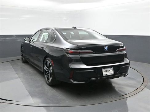 New 2026 BMW 750e xDrive w/ Premium Package image 5