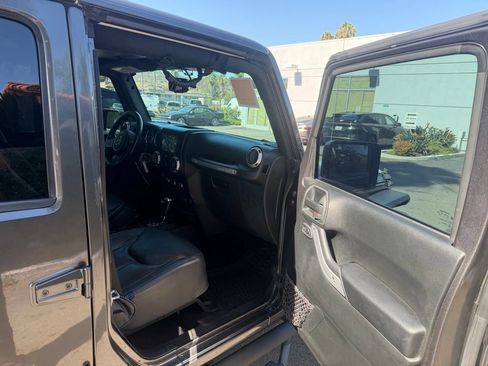 Used 2017 Jeep Wrangler Unlimited Sahara AWD/4WD image 16