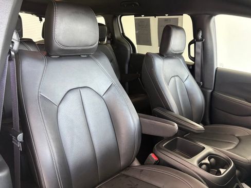 Used 2025 Chrysler Pacifica Select FWD image 39