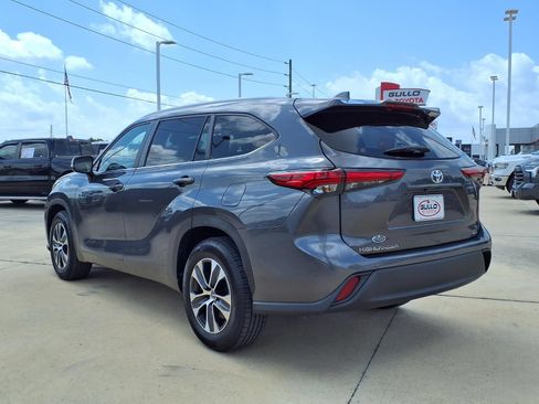 Used 2023 Toyota Highlander XLE FWD image 2
