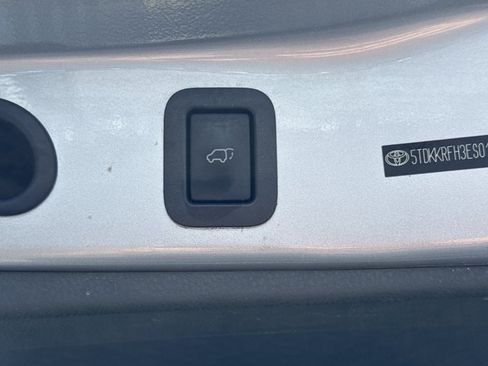 Used 2014 Toyota Highlander XLE FWD image 13