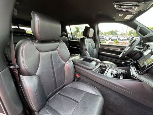 Used 2024 Jeep Wagoneer Series III AWD/4WD image 45