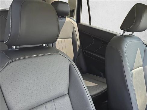 Used 2022 Volkswagen Tiguan SE w/ Panoramic Sunroof Package FWD image 22