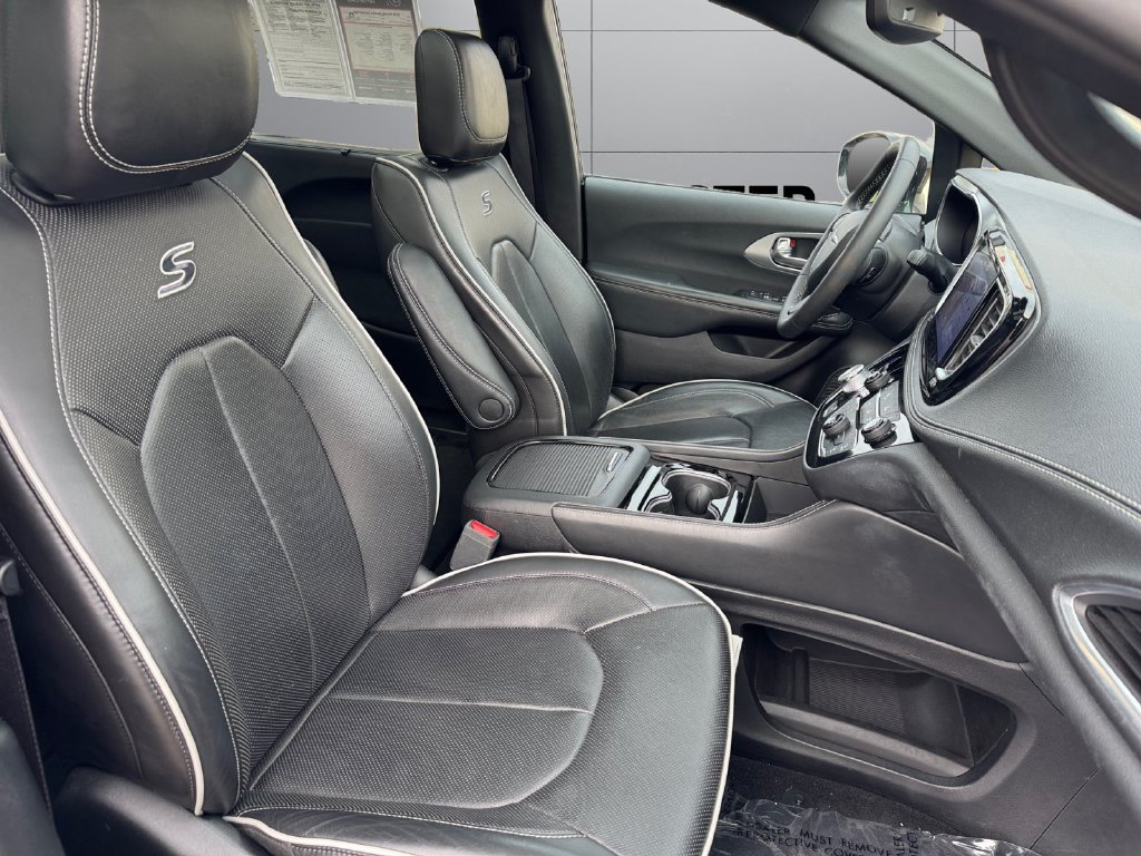 Used 2025 Chrysler Pacifica Limited FWD image 17