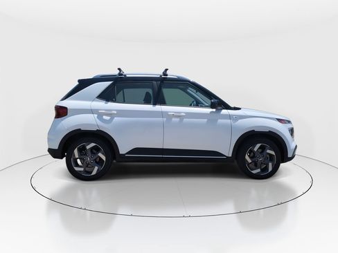 Used 2024 Hyundai Venue Limited FWD image 9