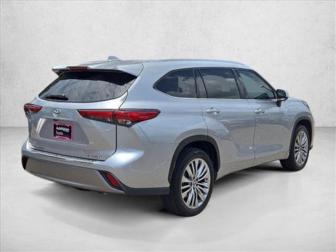 Used 2023 Toyota Highlander Platinum FWD image 5