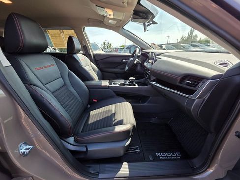 Used 2025 Nissan Rogue SV image 11