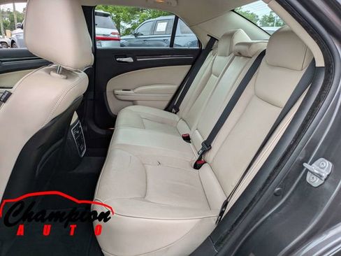 Used 2018 Chrysler 300 Limited RWD image 15