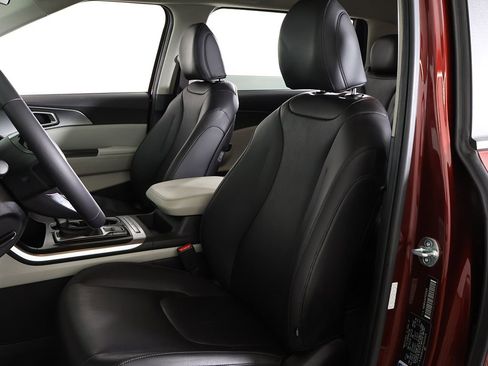 Used 2023 Kia Carnival LX FWD image 29